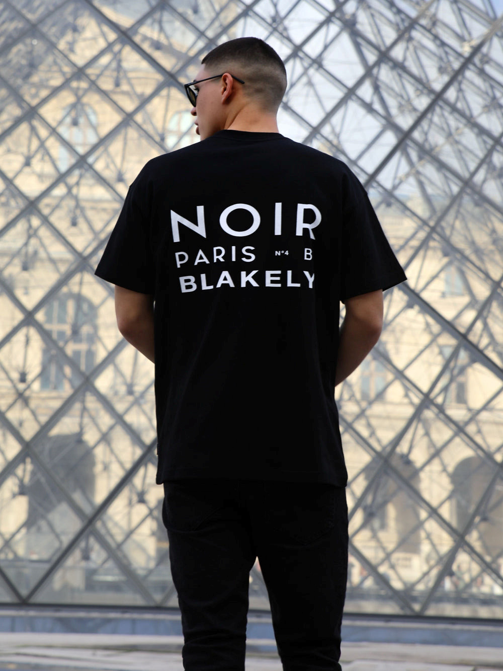 Blakely Noir Relaxed T-Shirt Mustat | 5709136-EZ