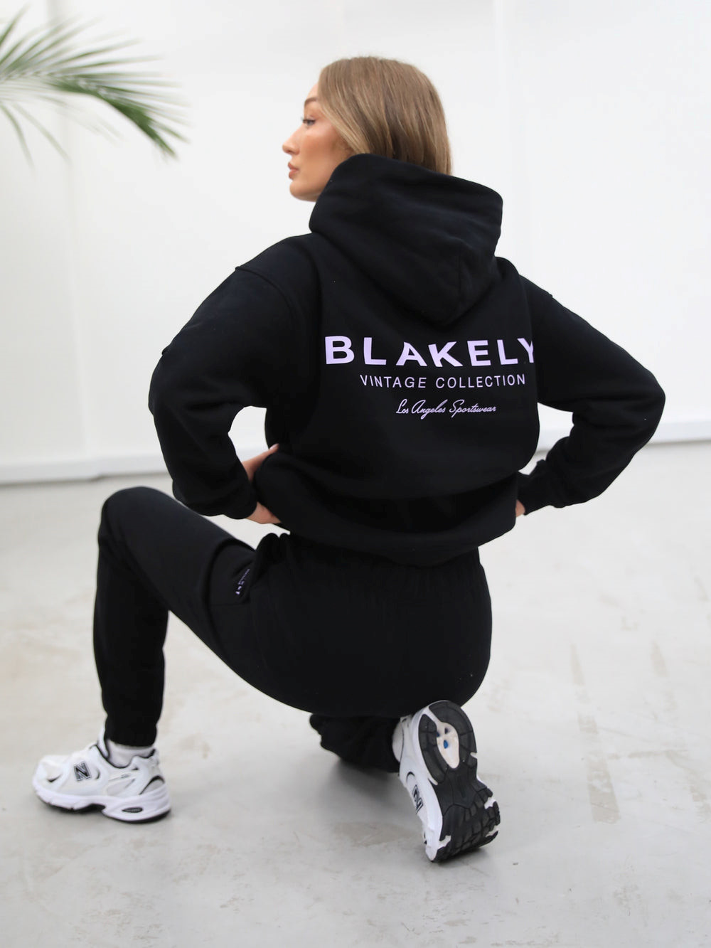 Blakely Women's Sports Club Relaxed Hoodie Mustat | 5176843-JT